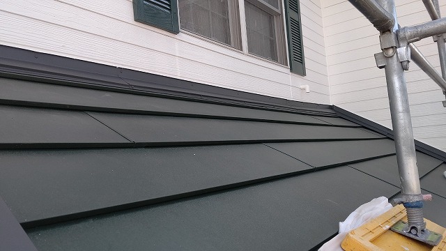 スレート屋根から横暖ルーフを使った屋根カバー工事を行いました！川口市屋根カバー工事　横暖ルーフαｓ　ニチハ　センタールーフ　スレートボロボロ　ガルバリウム鋼板　